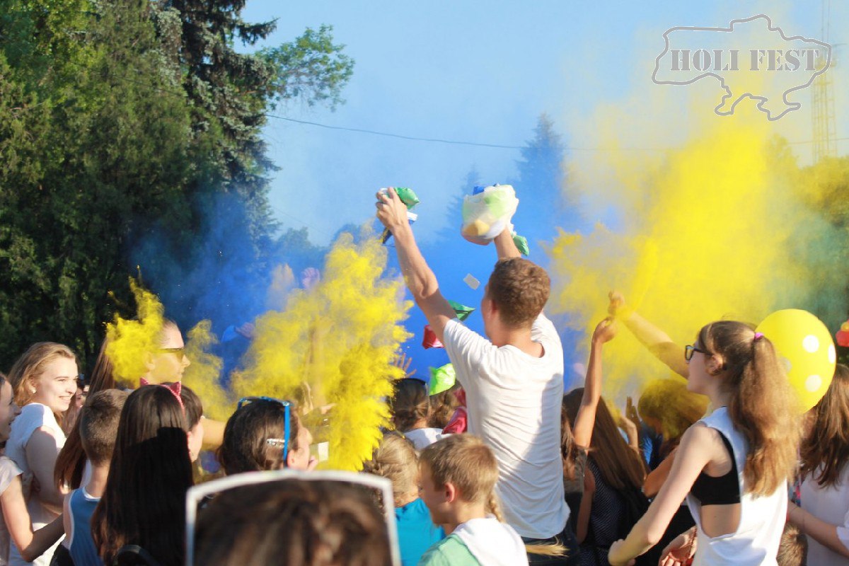 Цветной Holi Fest с красками Холи ко Дню Конституции